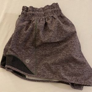 Lululemon hotty hot shorts 2.5 low rise size 6